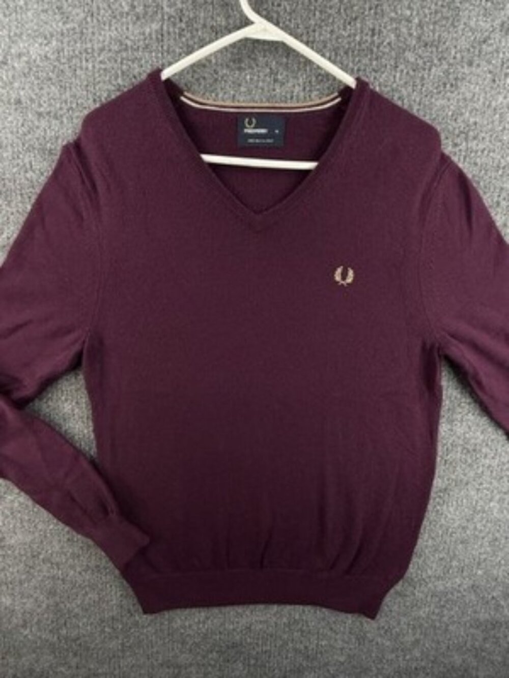 Fred Perry Wool Logo Medium Sweater Long Sleeve V-Neck Pullover Maroon Men Knit